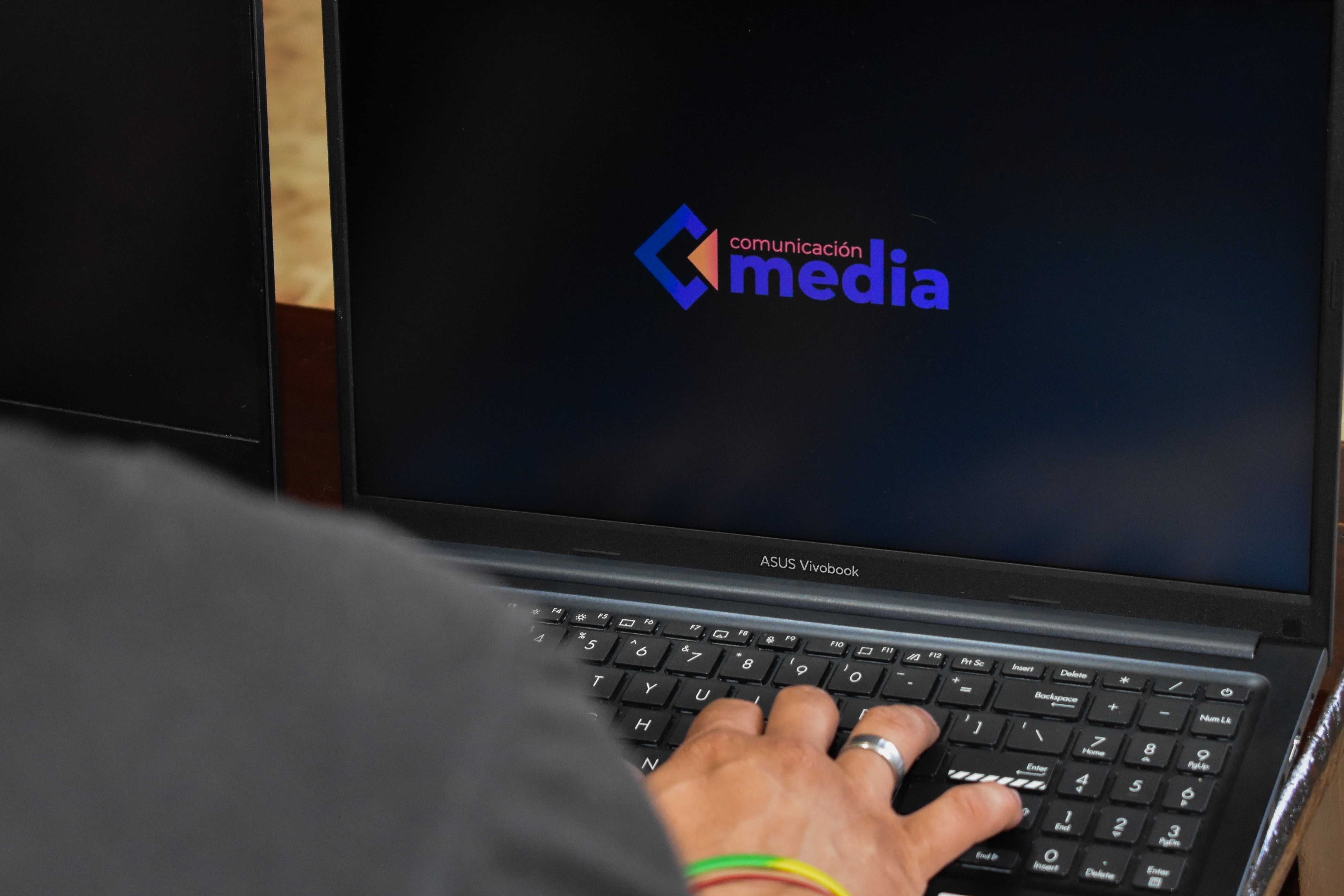 Equipo Comunicación Media desarrollando software